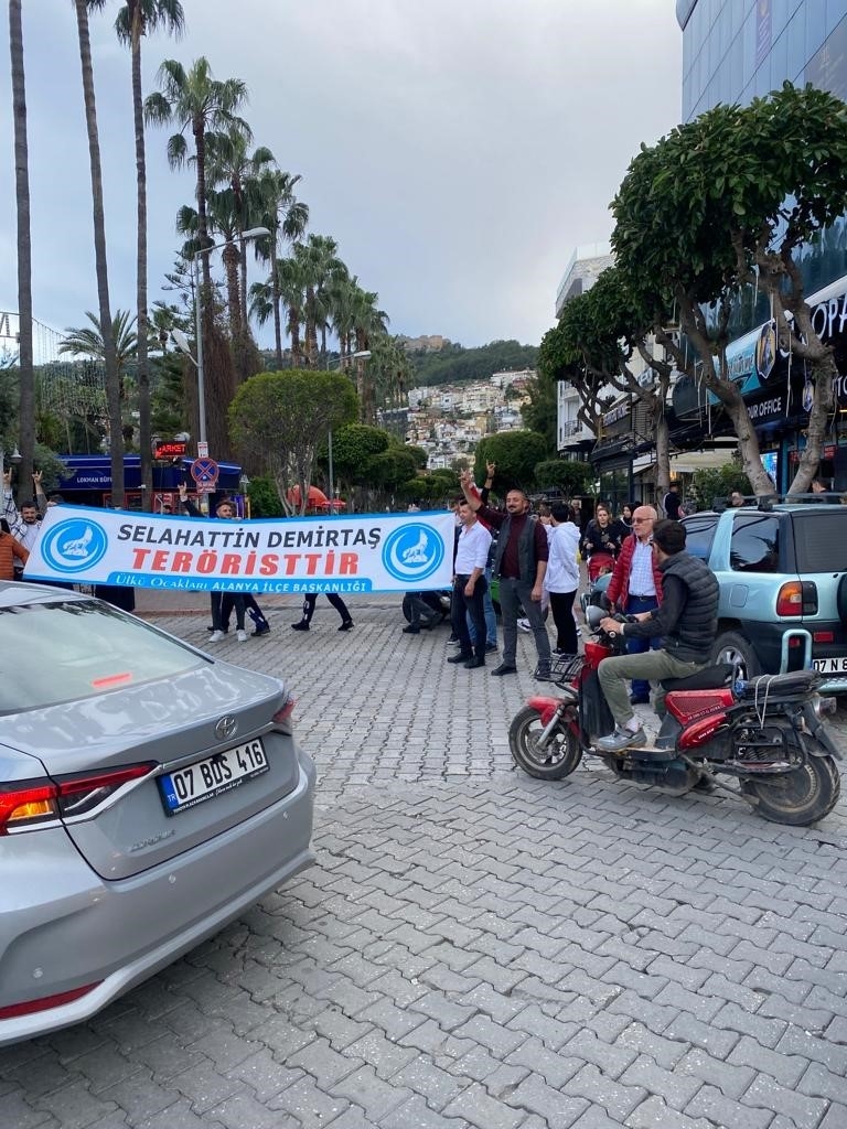 Alanya'da Ekrem İmamoğlu'na pankartlı protesto