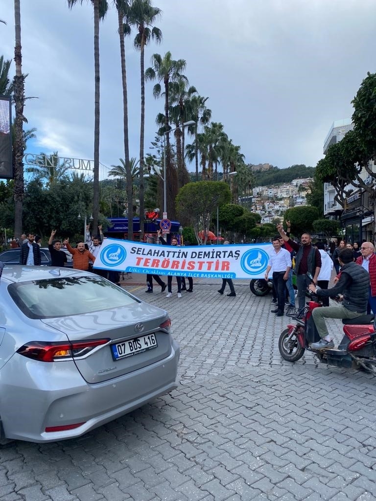 Alanya'da Ekrem İmamoğlu'na pankartlı protesto