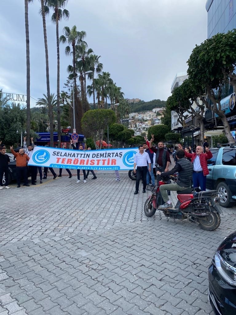 Alanya'da Ekrem İmamoğlu'na pankartlı protesto