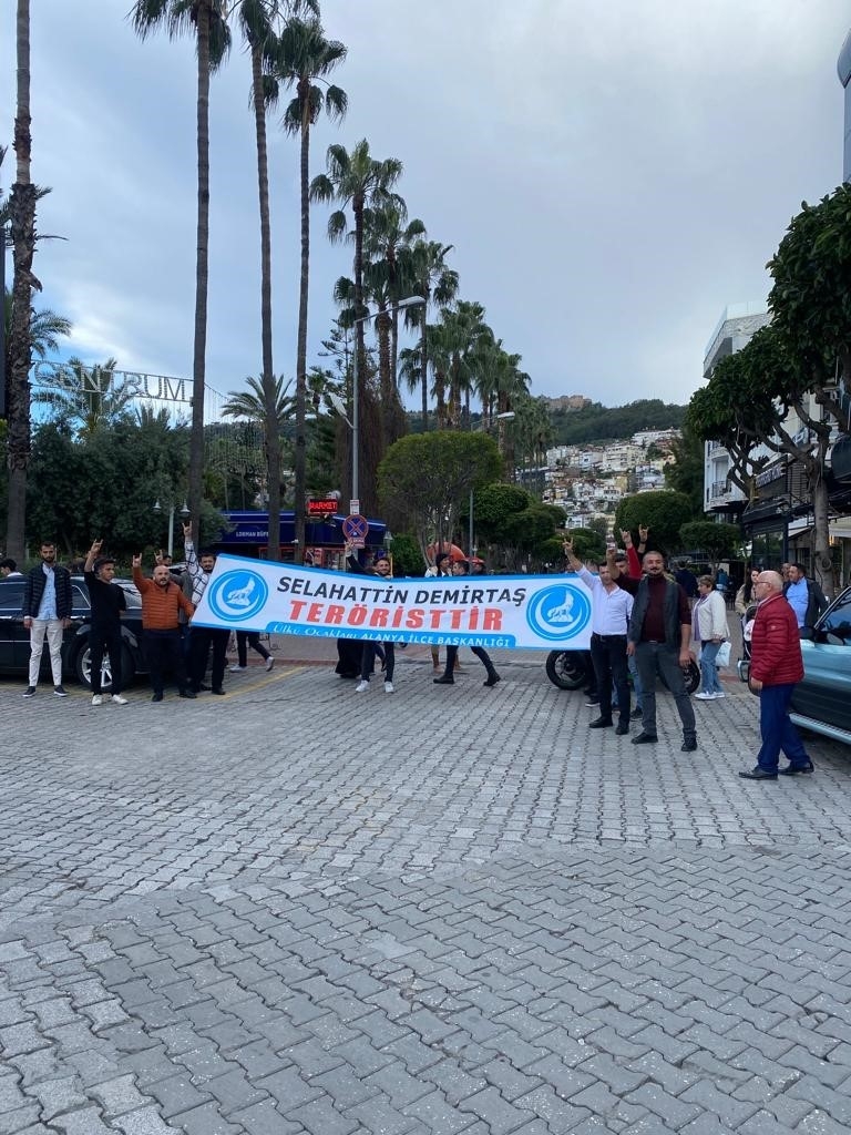 Alanya'da Ekrem İmamoğlu'na pankartlı protesto