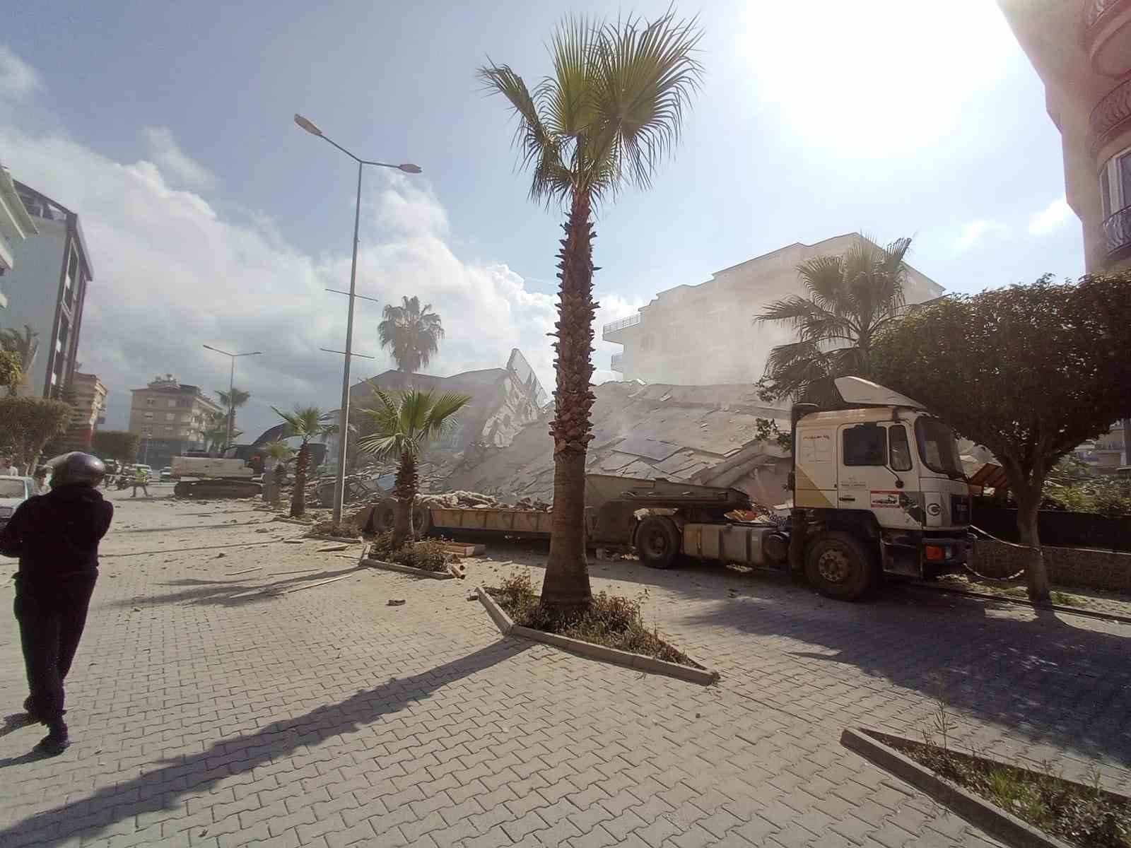 Alanya'da yıkım sırasında bina çöktü, yürekler ağza geldi