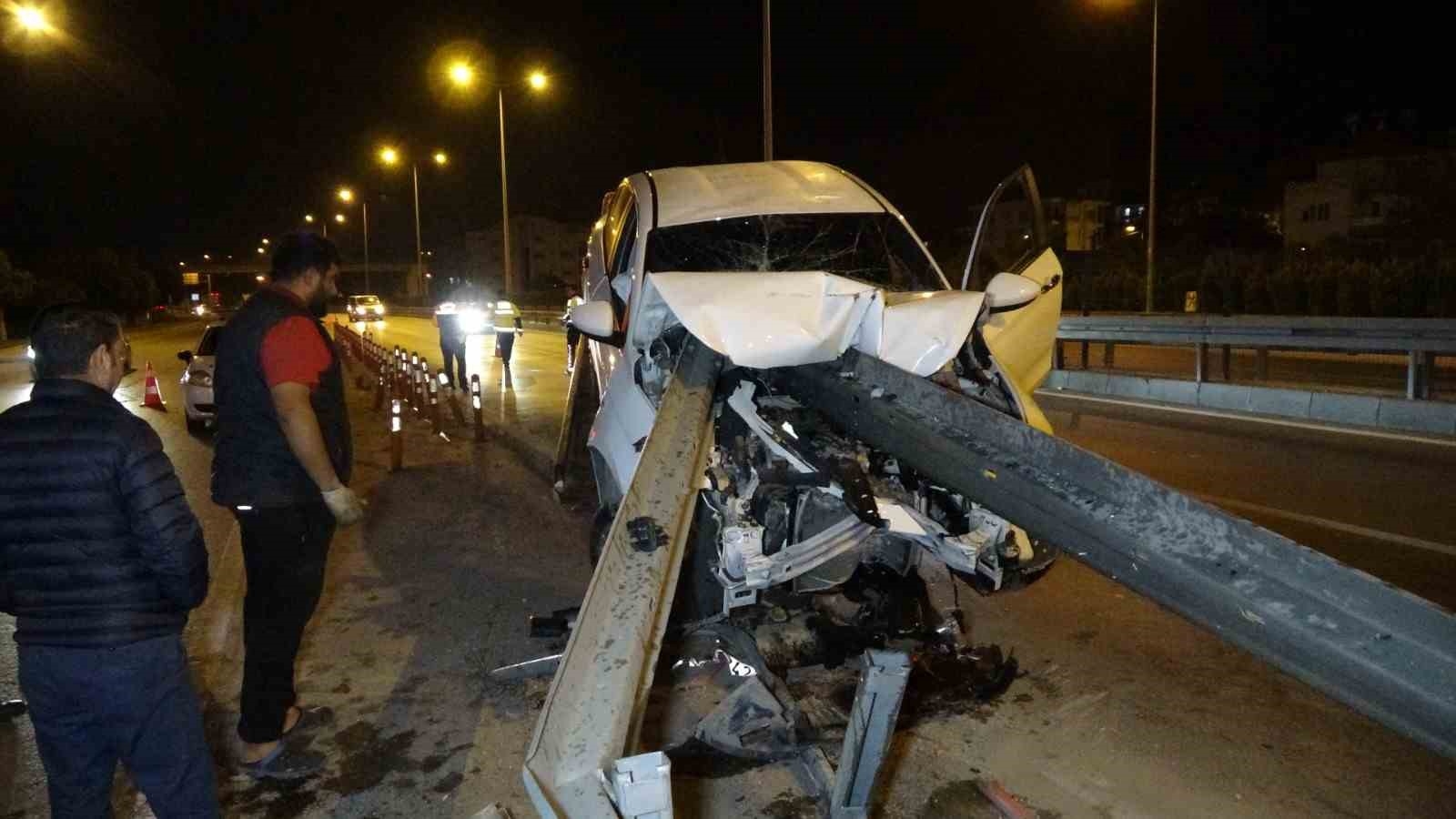 Alkollü sürücü bariyere saplandı