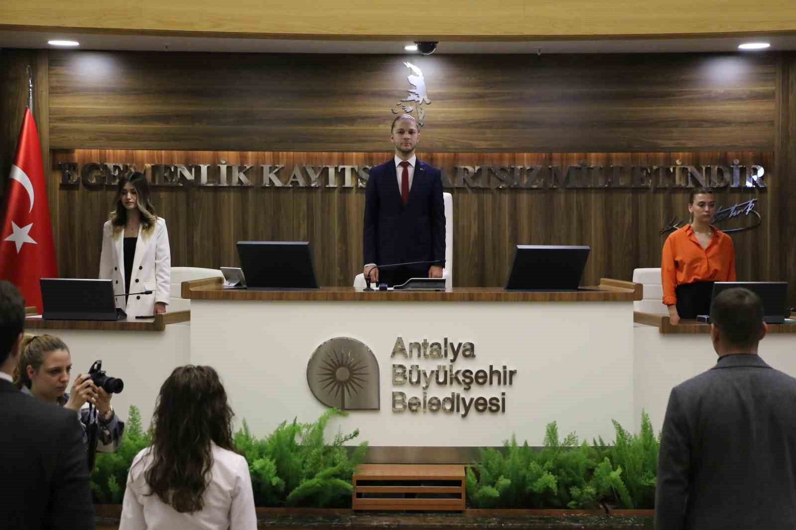 Antalya Büyükşehir Belediyesi Gençlik Meclisi'nde koltuklara çocuklar oturdu