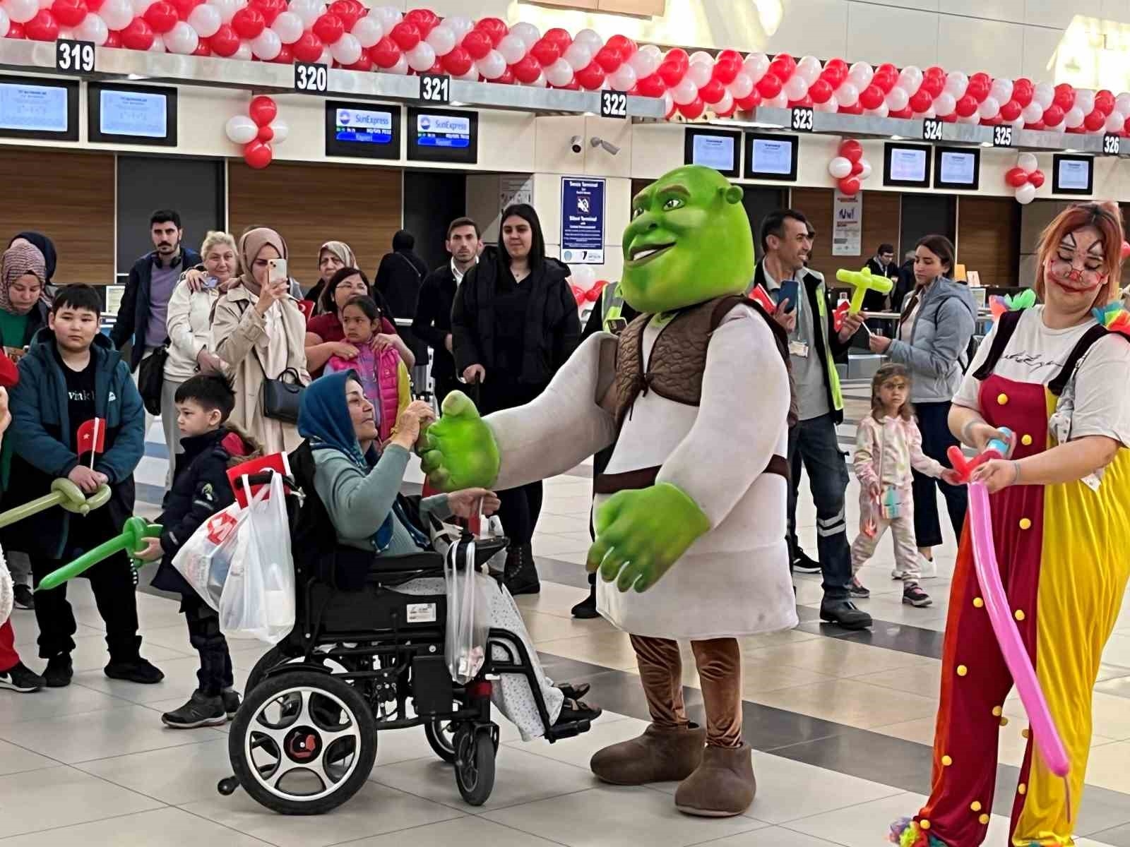 Antalya Havalimanı'nda 23 Nisan coşkusu
