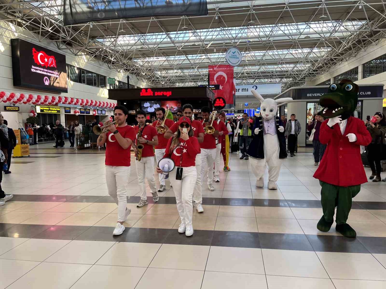 Antalya Havalimanı'nda 23 Nisan coşkusu