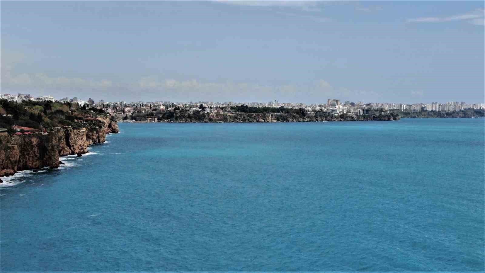 Antalya'da deniz ve hava sıcaklığı eşitlendi, ünlü sahil turkuaza büründü