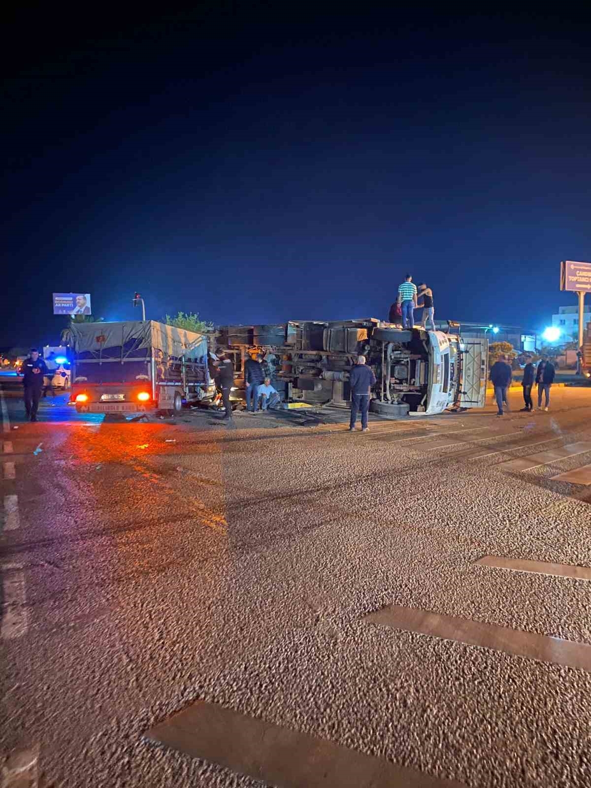 Antalya'da kamyon ile kamyonet çarpıştı: 1 yaralı