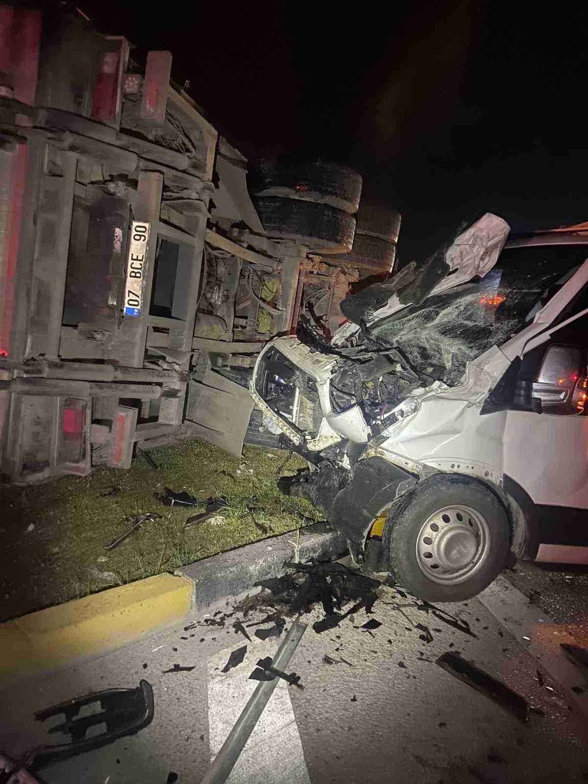 Antalya'da kamyon ile kamyonet çarpıştı: 1 yaralı