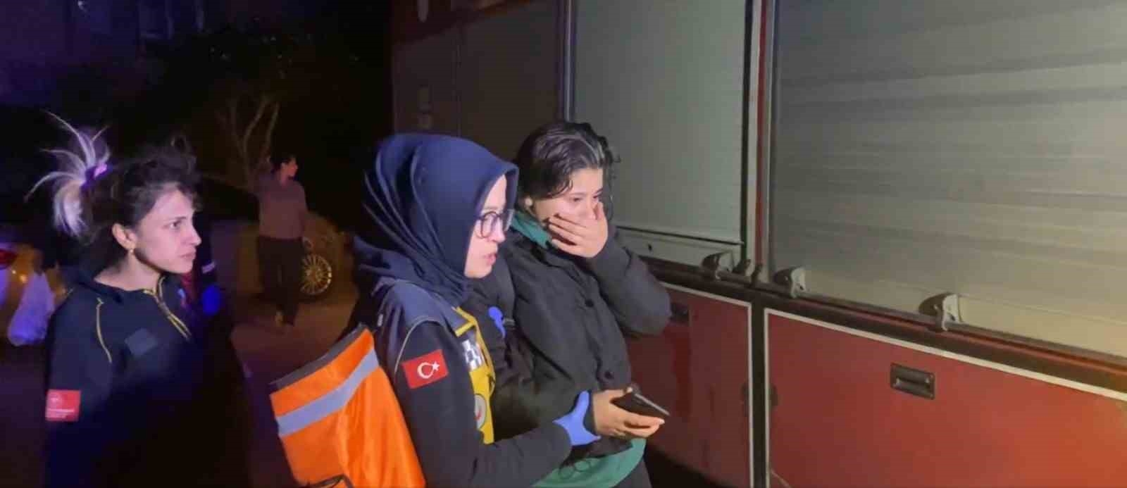 Antalya'da yangın paniği: Mahsur kalan anne ve kızı itfaiye kurtardı