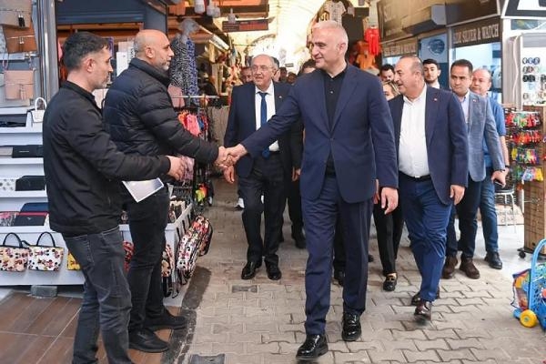 Antalyalı iki bakandan Antalya'da esnaf ziyareti