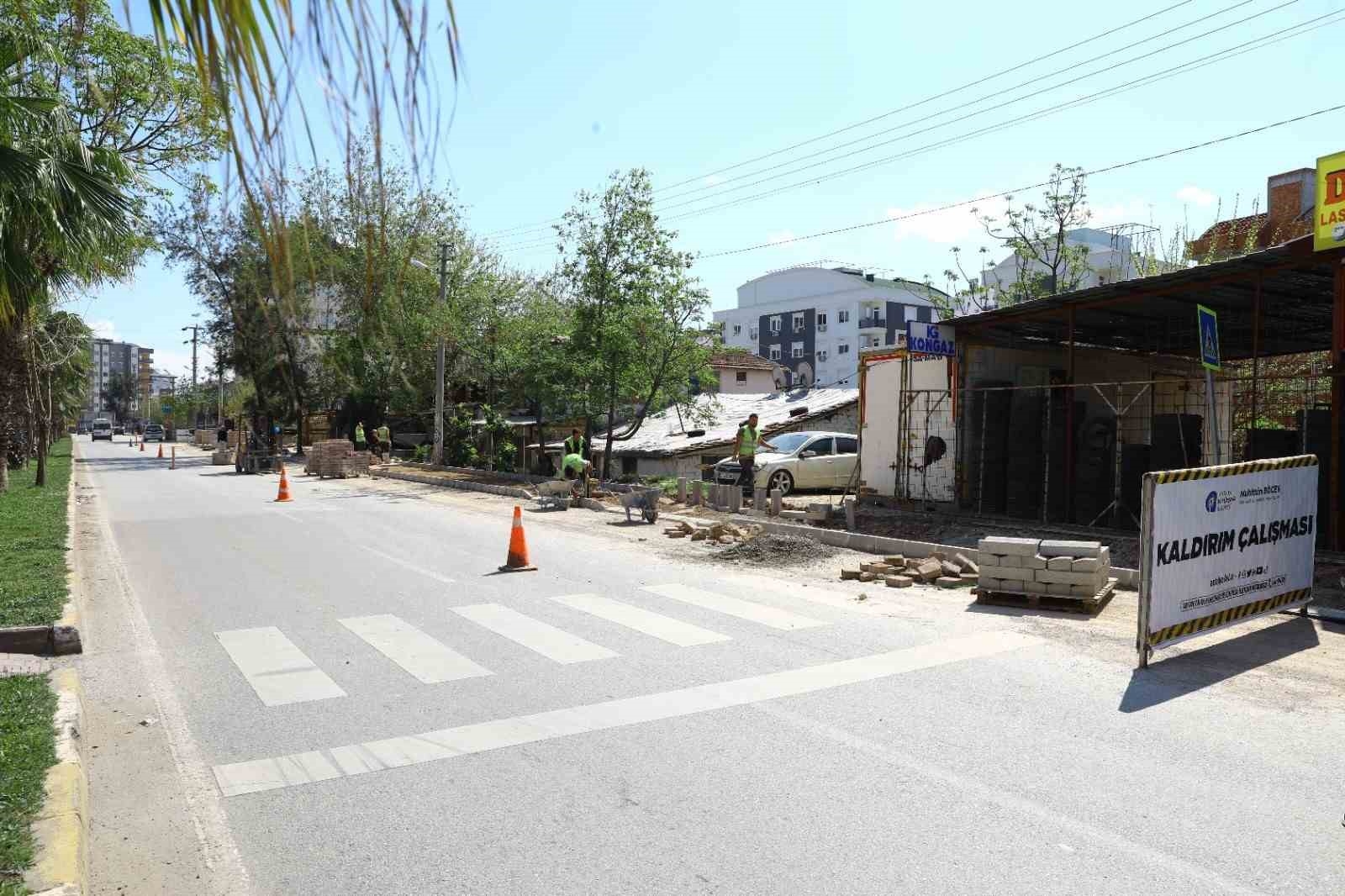 Aşık Veysel Caddesi'nde kaldırımlar yenileniyor