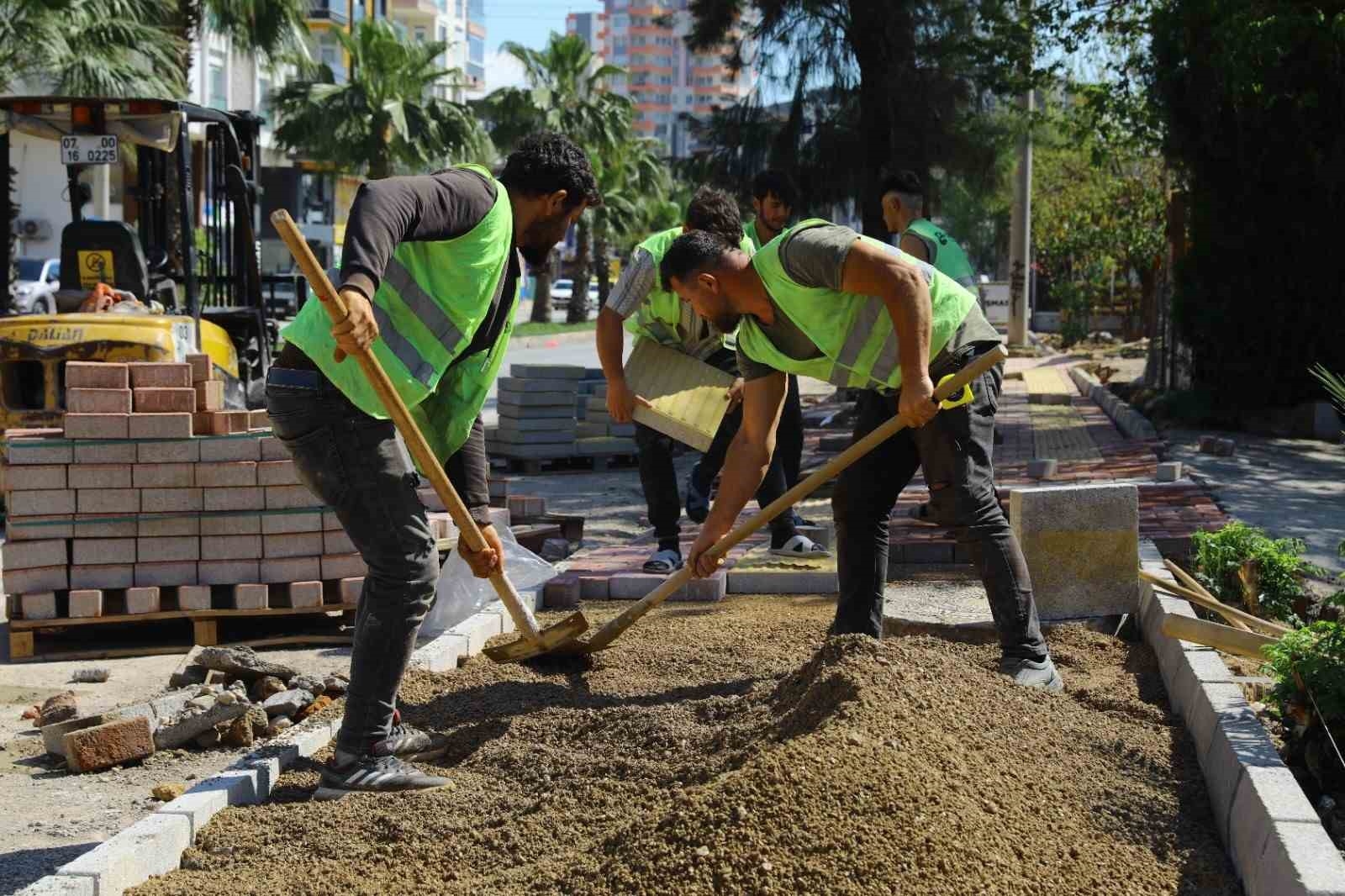 Aşık Veysel Caddesi'nde kaldırımlar yenileniyor