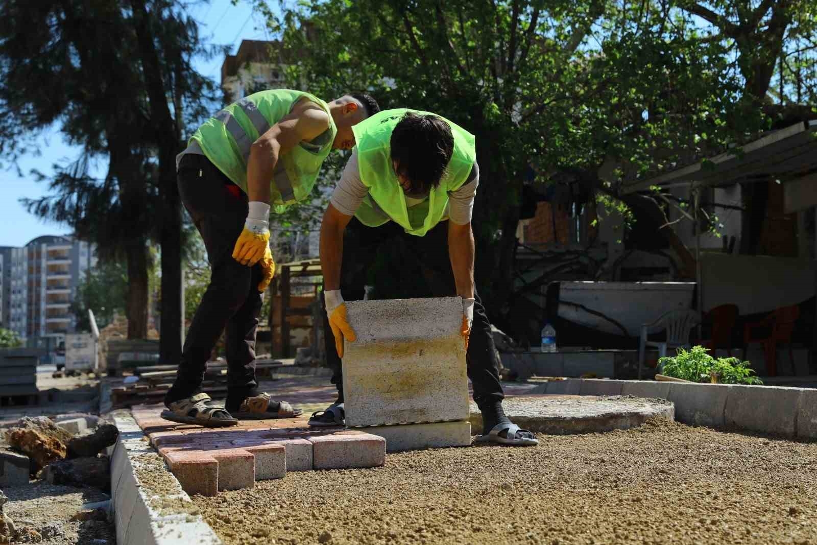 Aşık Veysel Caddesi'nde kaldırımlar yenileniyor