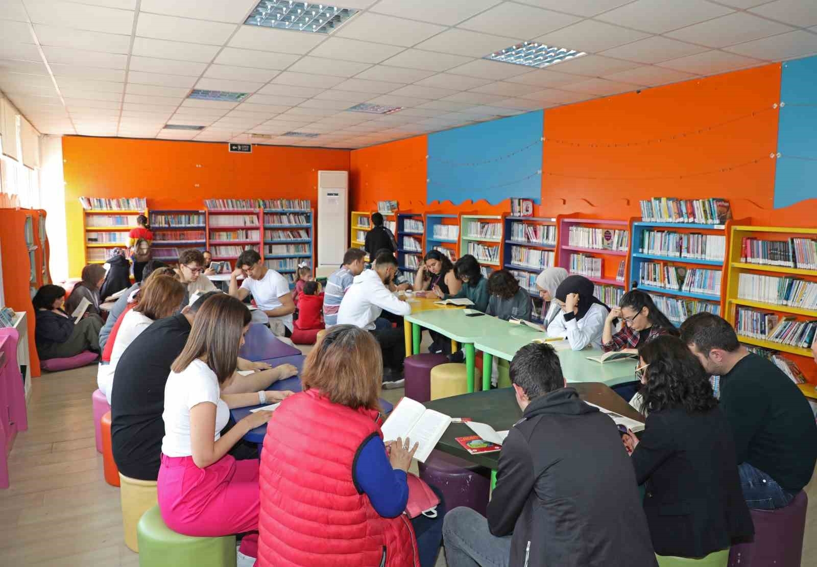 Başkan Böcek'ten kitapsever gençlere hediye