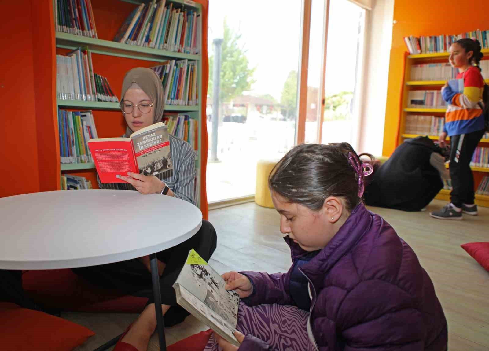 Başkan Böcek'ten kitapsever gençlere hediye