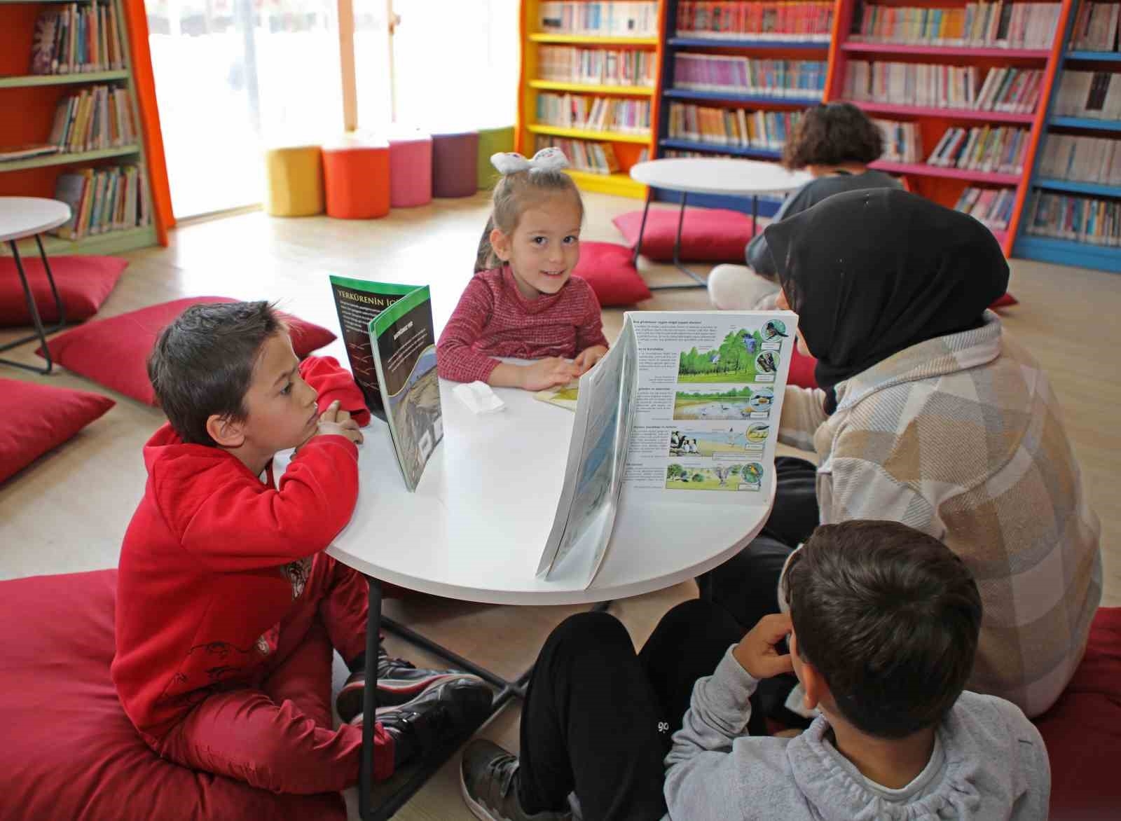 Başkan Böcek'ten kitapsever gençlere hediye