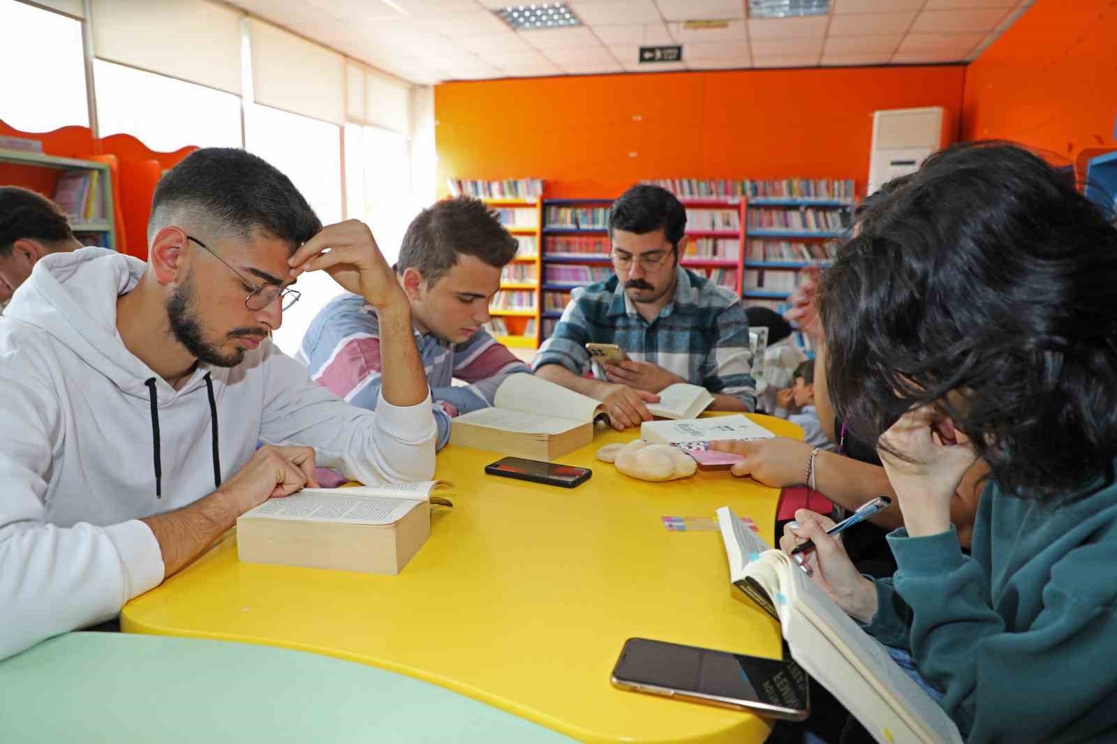 Başkan Böcek'ten kitapsever gençlere hediye