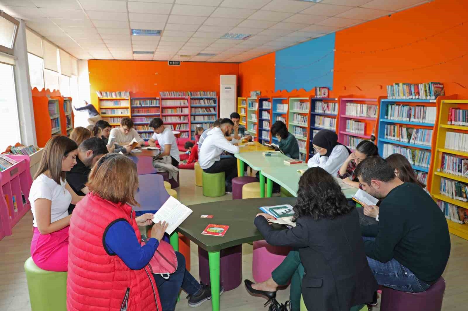Başkan Böcek'ten kitapsever gençlere hediye