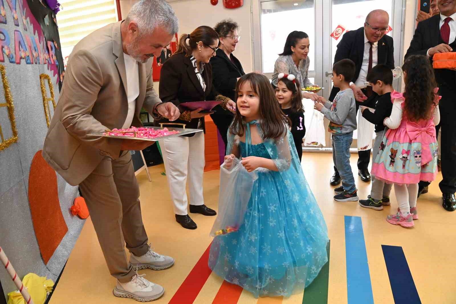 Başkan Şükrü Sözen herkesle bayramlaştı, ellerini öptü