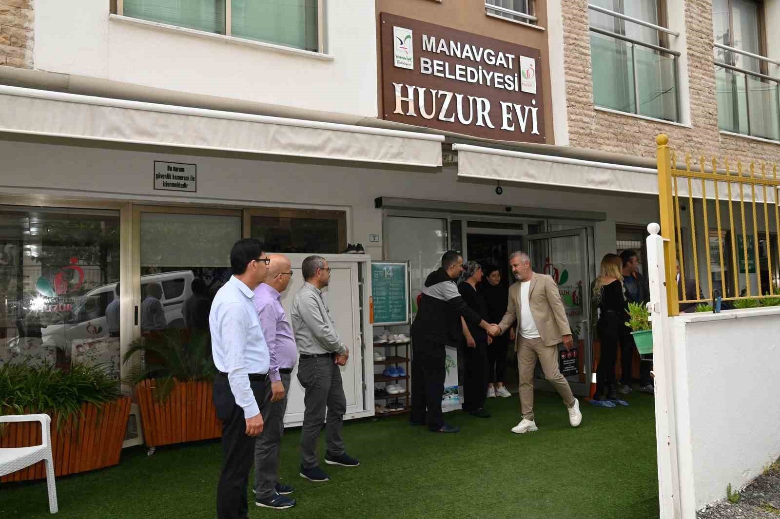 Başkan Şükrü Sözen herkesle bayramlaştı, ellerini öptü