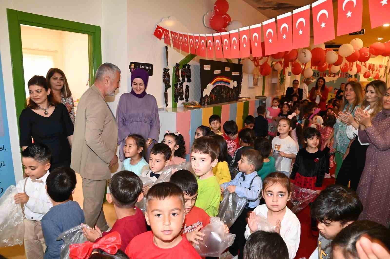 Başkan Şükrü Sözen herkesle bayramlaştı, ellerini öptü