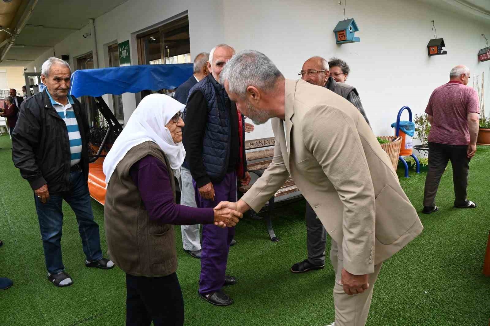 Başkan Şükrü Sözen herkesle bayramlaştı, ellerini öptü