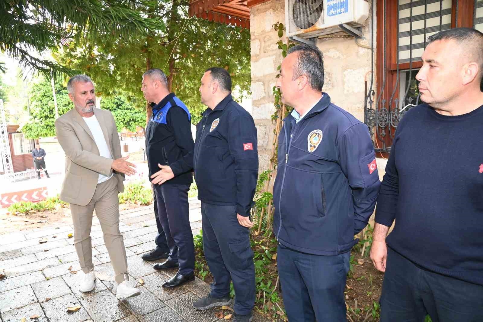 Başkan Şükrü Sözen herkesle bayramlaştı, ellerini öptü