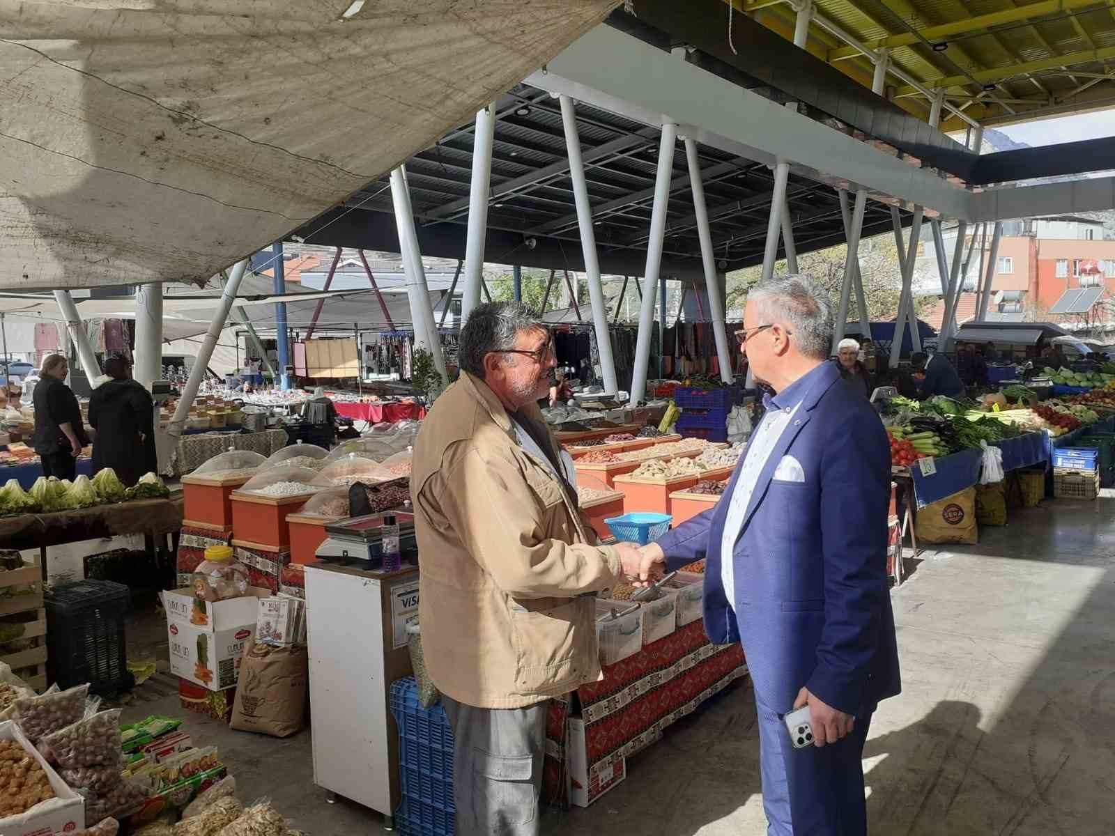 Başkan Topaloğlu'ndan pazar esnafının istek ve şikayetlerini dinledi