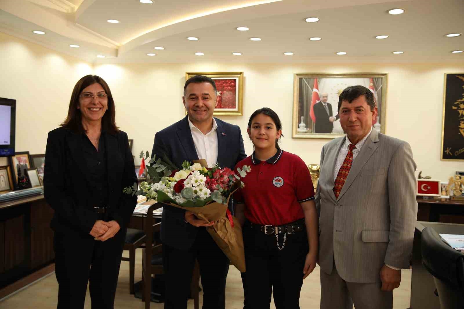 Başkan Yücel koltuğunu 4. sınıf öğrencisi Buğlem'e devretti