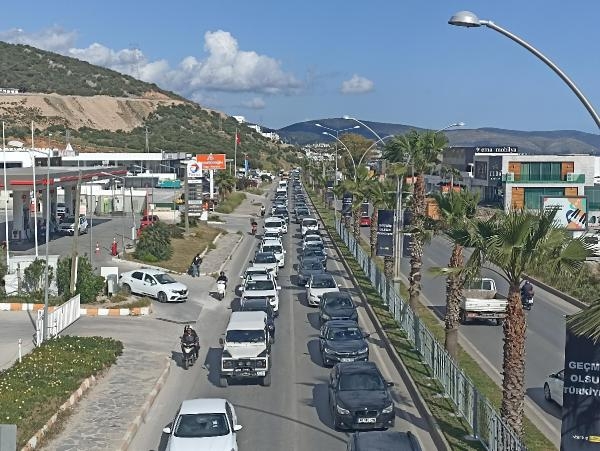 Bayram hareketliliği başladı; uzun araç kuyrukları oluştu