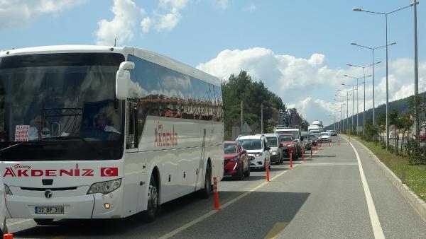 Bayram hareketliliği başladı; uzun araç kuyrukları oluştu