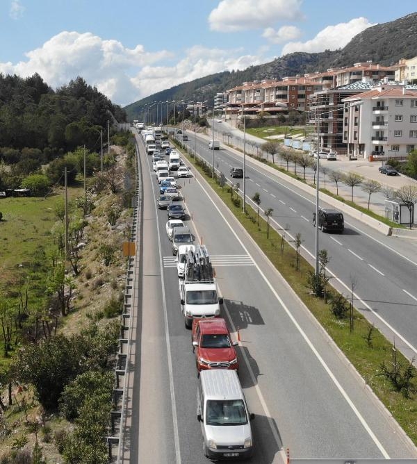 Bayram hareketliliği başladı; uzun araç kuyrukları oluştu