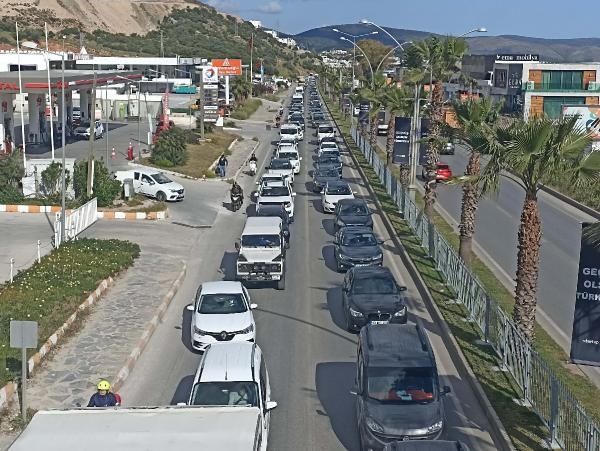 Bayram hareketliliği başladı; uzun araç kuyrukları oluştu