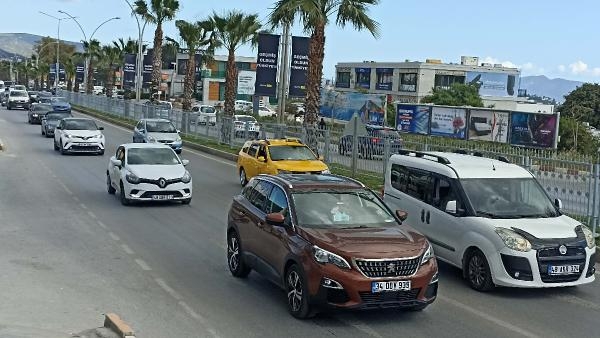 Bayram hareketliliği başladı; uzun araç kuyrukları oluştu