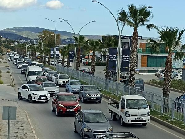 Bayram hareketliliği başladı; uzun araç kuyrukları oluştu