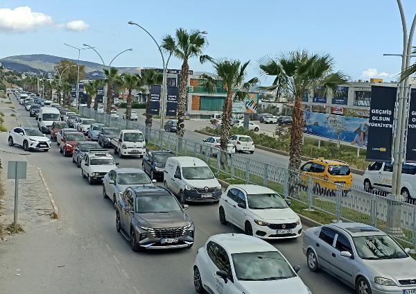 Bayram hareketliliği başladı; uzun araç kuyrukları oluştu