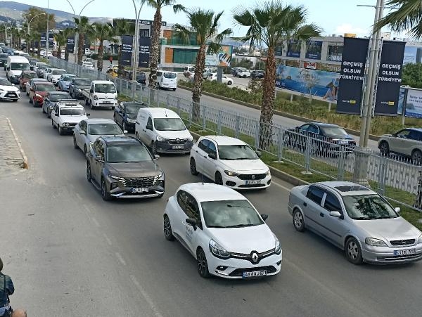 Bayram hareketliliği başladı; uzun araç kuyrukları oluştu