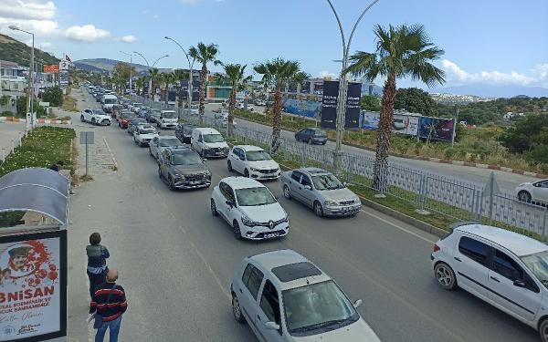Bayram hareketliliği başladı; uzun araç kuyrukları oluştu