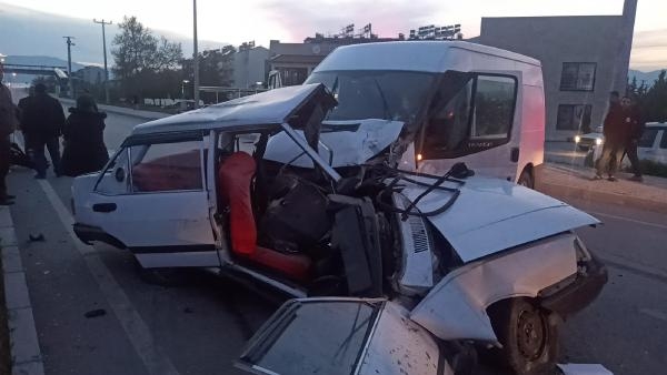 Burdur'da otomobille minibüs çarpıştı: 1 ölü, 2 yaralı