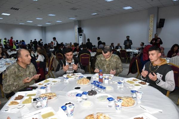 Eğirdir'de depremzede aileler iftarda buluştu