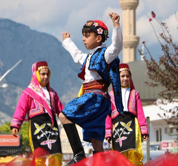 Kemer'de 23 Nisan coşkusu