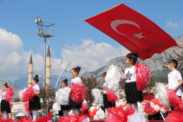 Kemer'de 23 Nisan coşkusu