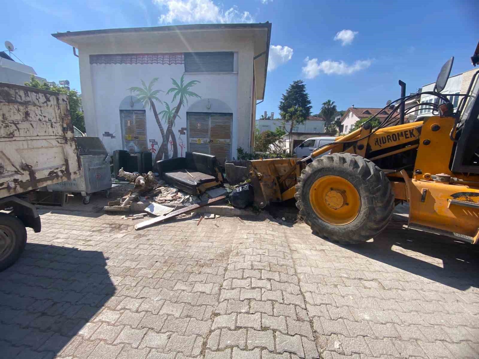 Kemer'de bayram temizliği