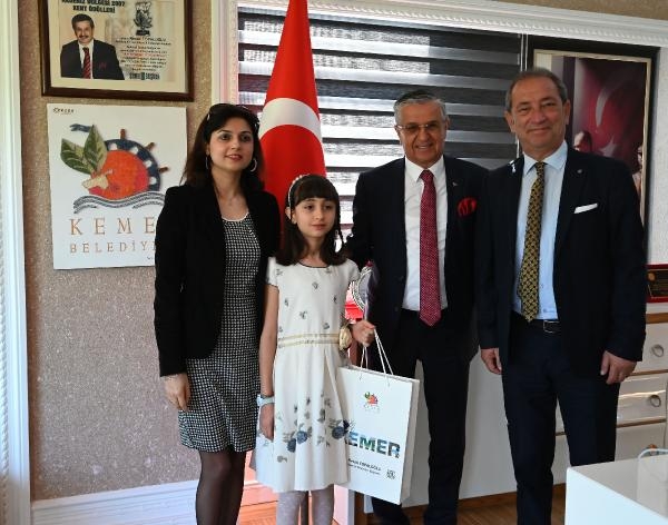 Kemer'de Beren Nisa, başkan oldu