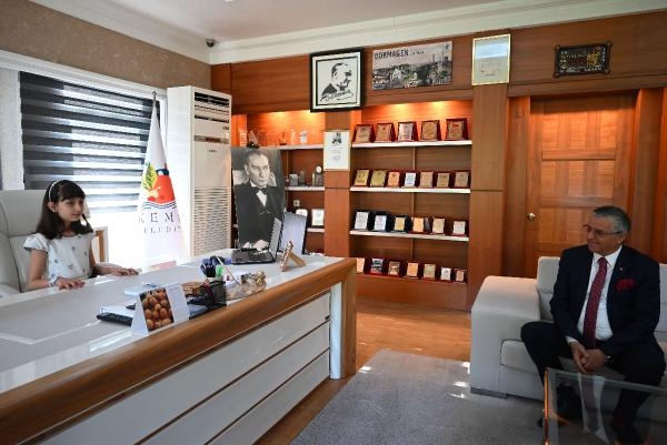 Kemer'de Beren Nisa, başkan oldu