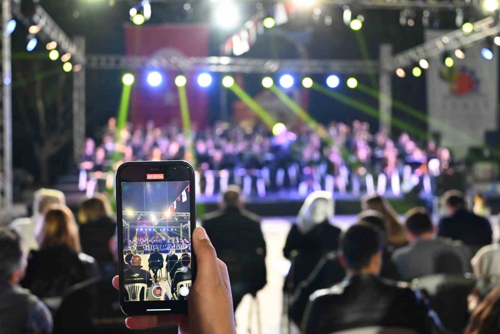 Kemer'de Gençlik Orkestrası gönülleri fethetti