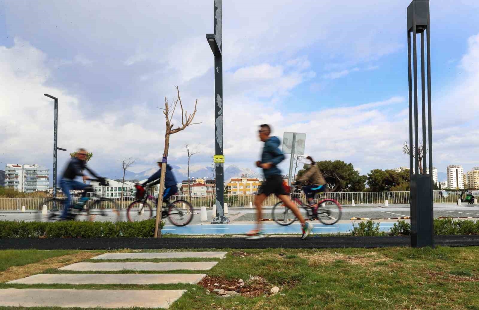 Konyaaltı Sahili'nde yürüyüş yolları yenileniyor
