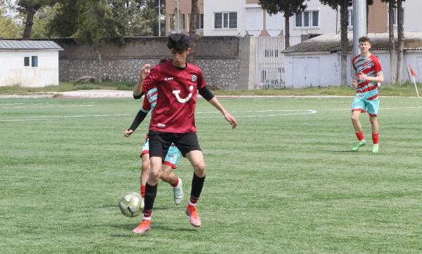 Liseliler futbolda kozlarını paylaştı