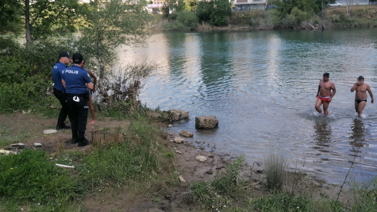 Ölüme yüzen çocuklara polis müdahalesi