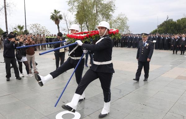 Polisten Atatürk Anıtı'na çelenk